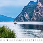 Kalenderblatt: August mit Tagen und Wochentagen. Segelboot auf einem See, umgeben von Bergen und Bäumen.