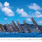 Segelboote mit der Nummer 44, Landschaft mit Hügeln und Meer unter blauem Himmel. Kalender für August unten.