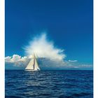 „08“ und „01 bis 31“ unten. Ein Segelboot auf blauem Meer, im Hintergrund weiße Wolken am Himmel.