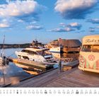 "Rock 'n roll SHAKES" auf einem pastellfarbenen VW-Bus. Hintergrund: Hafen, Boote, blauer Himmel, Holzsteg.