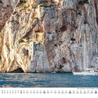 Text: "ELAVIA". Eine Struktur in einer Felswand nahe dem Meer, daneben segelt ein weißes Boot. Unten ist der Monat August.