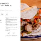 HÜHNERBRUSTSTREIFEN MIT PAPRIKA UND ZWIEBELN. Links Rezepttext, rechts Nahaufnahme von gefüllten Weizentortillas.