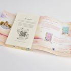 Flyer mit QR-Code und Links zu Büchern. Pastellfarben, Strand und Blumenmuster. Bild einer lächelnden Person.