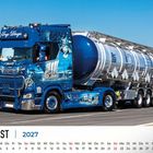 Aufschrift: "DINGES LOGISTICS". Kalender unten: "AUGUST 2027". Ein blauer LKW mit Wikingermotiv.