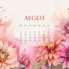 August Kalender über rosa und orange Blumenillustration.
