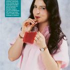 Text: "Nährwert-Bonus: Früchte-Kefir ist ein fermentiertes, stark probiotisches Getränk, das..."
Eine Frau in einem rosa Hemd trinkt aus einem Glas mit Strohhalm.