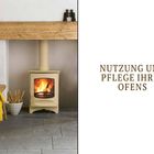"Nutzung und Pflege Ihres Ofens." Ein brennender Ofen im Wohnzimmer, daneben ein Sessel und ein Korb mit Holz.