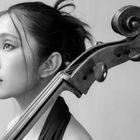 Jiayi Liu, Cellistin, Basel | China. Porträt einer Frau im Profil mit Cello, schwarz-weiß.