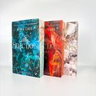 Drei Bücher mit den Titeln "Selection", "Selection: Die Elite" und "Selection: Der Erwählte" von Kiera Cass, in Blau, Rot und Weiß.