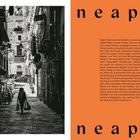 Text links: "neapel". Text rechts: Beschreibung von Neapel. Schwarz-weißes Foto einer Frau in enger Straße.