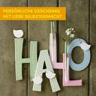 Text: "PERSÖNLICHE GESCHENKE MIT LIEBE SELBSTGEMACHT".  
Bunte Buchstaben "HALLO" mit Dekovögeln und Blumen.