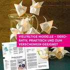 **VIELFÄLTIGE MODELLE – DEKO-RATIV, PRAKTISCH UND ZUM VERSCHENKEN GEEIGNET**. Lichterkette aus Origami-Blüten und ein aufgeschlagenes Magazin mit Anleitungen.