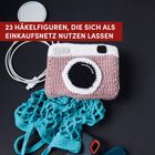 Text: "23 Häkelfiguren, die sich als Einkaufsnetz nutzen lassen". 

Häkelobjekte: Kamera-Motiv und ein blaues Netz.