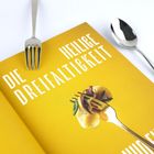 Auf gelbem Hintergrund steht "DIE HEILIGE DREIFALTIGKEIT". Eine Gabel hält Nudeln, daneben liegen eine weitere Gabel und ein Löffel.
