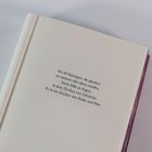 Text: „Für all diejenigen, die glauben, sie müssten alles allein schaffen. Nach Hilfe zu fragen, ist kein Zeichen von Schwäche. Es ist ein Zeichen von Stärke und Mut.“  
Eine aufgeschlagene Buchseite mit weißem Hintergrund und violettem Buchrücken.