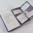 Texte: "Telefonseelsorge Deutschland", "setting: RL; mittelerde", "Titelideen: Sweet and spicy", "Spieleideen". Ein Buch mit Notizzetteln und einer skizzenhaften Landschaftszeichnung.