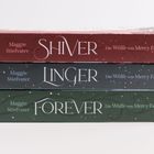 "Buchrücken: 'SHIVER', 'LINGER', 'FOREVER' von Maggie Stiefvater, Serie 'Die Wölfe von Mercy Falls' in verschiedenen Farben."