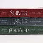 Auf Buchrücken stehen: "SHIVER", "LINGER", "FOREVER", jeweils mit "Die Wölfe von Mercy Falls" und "Maggie Stiefvater".