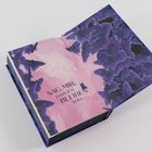 "SAG MIR, DASS ICH BLEIBEN soll." Aufgeschlagenes Buch mit lila Schmetterlingen auf rosa Hintergrund.