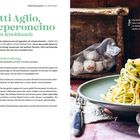 „Spaghetti Aglio, Olio e Peperoncino“ Rezept mit Zutaten und Zubereitung. Rechts Pasta-Teller mit Knoblauchknollen.