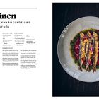 „Sardinen mit Tomatenmarmelade und Schnittlauchöl“ steht links oben. Rechts ist ein Teller mit Sardinen, Tomaten und Sauce.