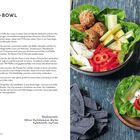 LINSEN-KÖFTE-BOWL MIT HAYDARI-DIP, Rezepttext links, rechts eine Schüssel mit buntem Salat und Dip-Schale.