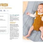 "FREDI Romper mit Sternmuster" Anleitung links, Baby in gelbem Strampler rechts auf grauer Decke.