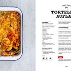 "TORTELLINI AUFLAUF" oben, Zutatenliste und Zubereitung rechts. Links goldbraun gebackener Auflauf in weißer Form.