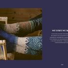 "Suomusukat. Echte Wollsocken für Erwachsene..." Zwei Füße in bunten Wollsocken ruhen auf einem Stuhl.