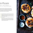 "Mini-Pizzen mit Brie, Hot Honey, Cranberrys & Pekannüssen. Zutaten, Zubereitung und stimmungsvolles Bild knuspriger Mini-Pizzen."