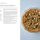 "Lagan Nu | Parsi Wedding Custard" mit Rezepttext. Rechts daneben eine Auflaufform mit cremigem Dessert und Nüssen obenauf.