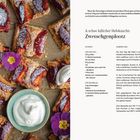 Zwetschgenplootz Rezept mit Zutaten und Zubereitung. Links: Hefekuchenstückchen mit Pflaumen und Puderzucker, Sahnehäubchen.