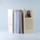 Text über Human Design Mentorin Miriam Reißig auf einem Buchcover, mit einem lächelnden Foto von ihr.