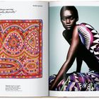 "Worldly Inspiration", Zitat von Cristina Pucci. Links ein buntes Tuch, rechts eine Person in bunter gemusterter Kleidung.
