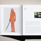 Uma Thurman, Kill Bill: Vol. 1, 2003. Links eine Frau in gelbem Anzug mit Schwert. Rechts Textblock und kleines Foto von Mann im Raum.