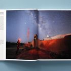 Text beschreibt eine USA-Reise mit National Geographic. Ein Mensch mit Stirnlampe steht unter einem funkelnden Sternenhimmel.