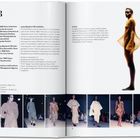 1988: Texte zur Issey Miyake A-ŪN Ausstellung und zur "Cicada"-Kollektion. Fotos von Modellen auf dem Laufsteg in farbenfrohen Outfits.