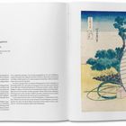 Links Text: "Fujimigahara in der Provinz Owari". Rechts Illustration: Mensch arbeitet an einem großen Holzrad, Hintergrund mit Bäumen.