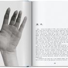 Eine Hand auf der linken Seite. Rechts steht "M. M." und ein Text über Norma Jeane, die ihren Namen zu Marilyn Monroe ändert.