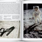 Texte beschreiben eine Omega Speedmaster und Apollo-Mission. Links ein Formular mit Uhr und Armband, rechts Astronaut auf Mond.