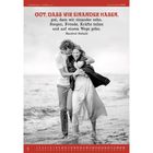 "Gut, dass wir einander haben" und "Manfred Siebald". Ein Paar umarmt sich glücklich am Strand, Füße im Wasser. Kalenderblatt.