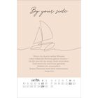 "By your side. Wenn du durch tiefes Wasser oder reißende Ströme gehen musst – ich bin bei dir... Jesaja 43,2." Linie Illustration eines Segelboots, Kalender für August.