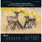 „Der Herr hat seinen Engeln befohlen, dass sie dich behüten auf allen deinen Wegen. Psalm 91,11.“ Unten ist August-Kalender. Im Hintergrund Sonnenblumenfeld mit Fahrrad.