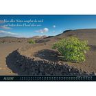 Text: "Von allen Seiten umgibst du mich und hältst deine Hand über mir. Psalm 139,5" und "AUGUST". Landschaft mit Steinmauern.