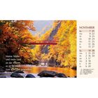 Kalender für November, Bibelzitat. Herbstlandschaft mit roter Brücke über Fluss, Wälder in leuchtenden Herbstfarben.