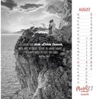 Zitat: "Lasst uns dem Leben trauen, weil [...] Gott es mit uns lebt." Kalender für August. Paar steht auf Klippe.