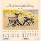 Psalm 91,11: Fahrrad mit Korb im Sonnenblumenfeld. August-Kalender mit Feiertagen, elegantes Layout.