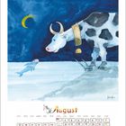 "August" in bunter Schrift, Kalenderdarstellung. Illustration: Kuh mit Glocke bewundert Fisch im Wasser, Mond in der Nacht.