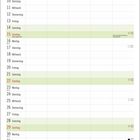 Kalender für August. Karikatur: Kind sagt: „In dem Aufzug? Da bin ich raus!“ Eltern mit Badesachen am Strand.