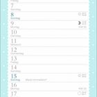 Kalenderseite für August. Mit Pfauenfeder und bunten Blumen illustriert. Feiertage: 1. Nationalfeiertag (CH), 15. Mariä Himmelfahrt.